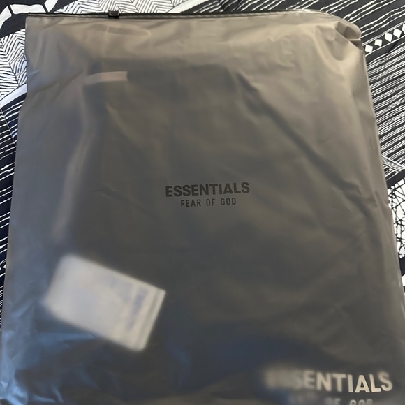 Essential Sweatpants - Picture 3 of 4